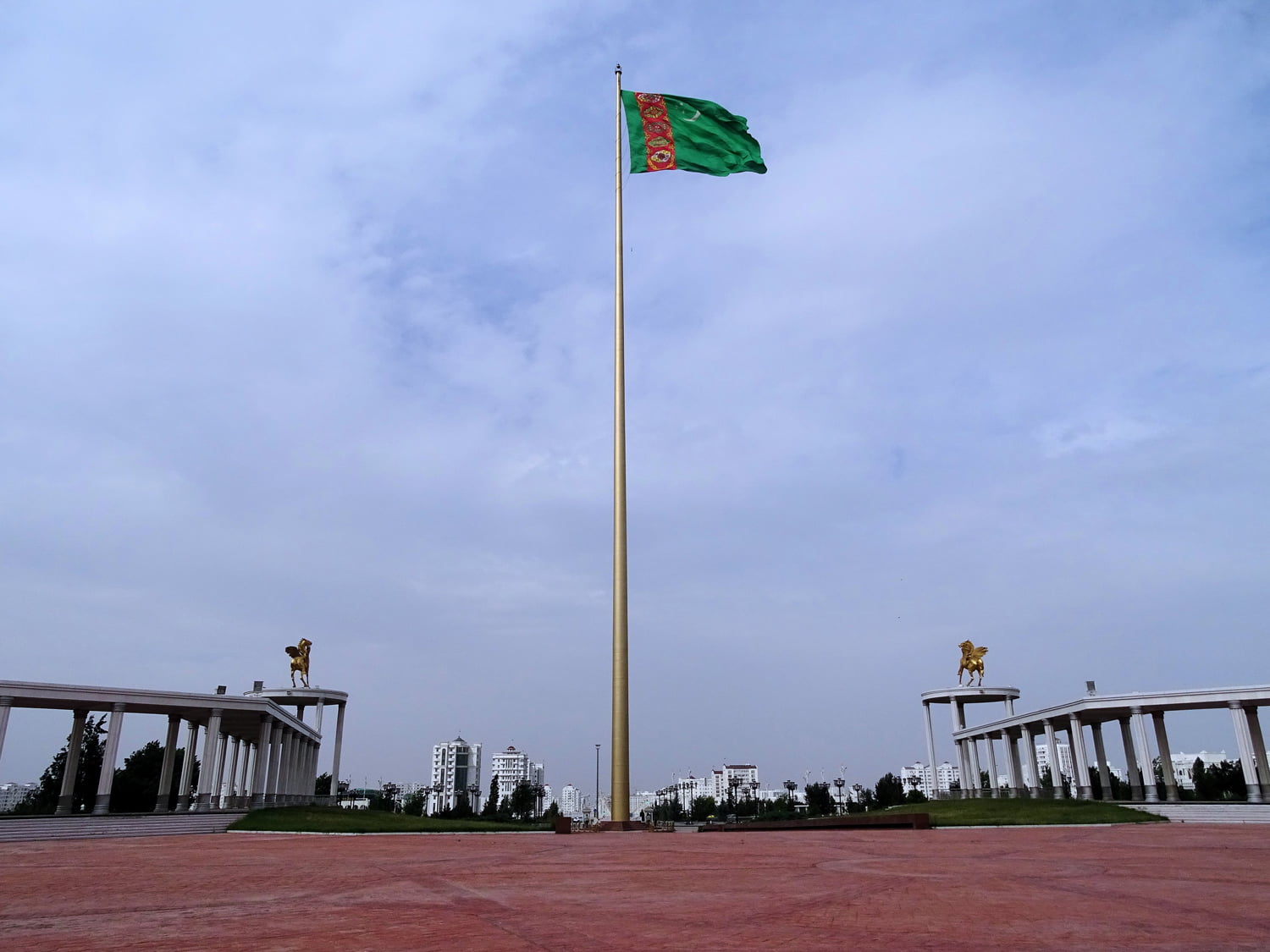 Ashgabatin lipputanko on yksi maailman korkeimmista, 133 metriä korkea. Se pystytettiin vuonna 2008. KUVA: BJØRN CHRISTIAN TØRRISSEN, WIKIMEDIA COMMONS