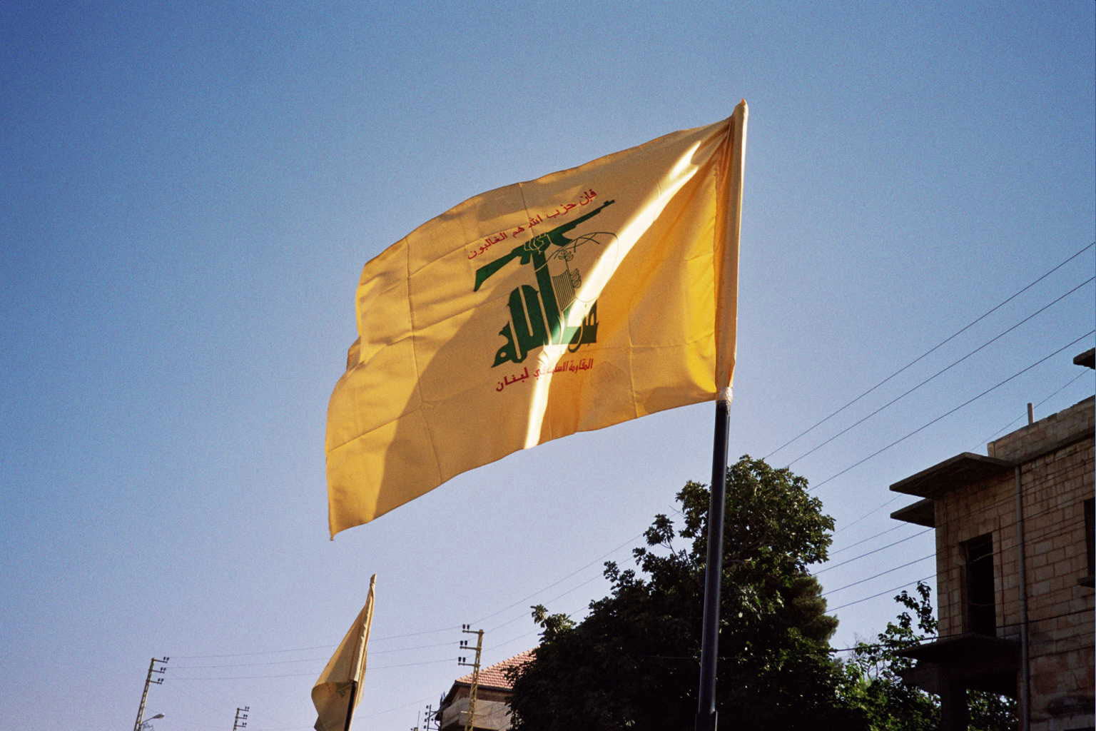 Hizbollah on ollut mukana Libanonin hallituksessa vuodesta 2005 lähtien ja se on tukenut Bašar al-Assadin hallintoa Syyriassa. Hizbollahin lipussa on kuvattuna Kalashnikov-konepistooli. 