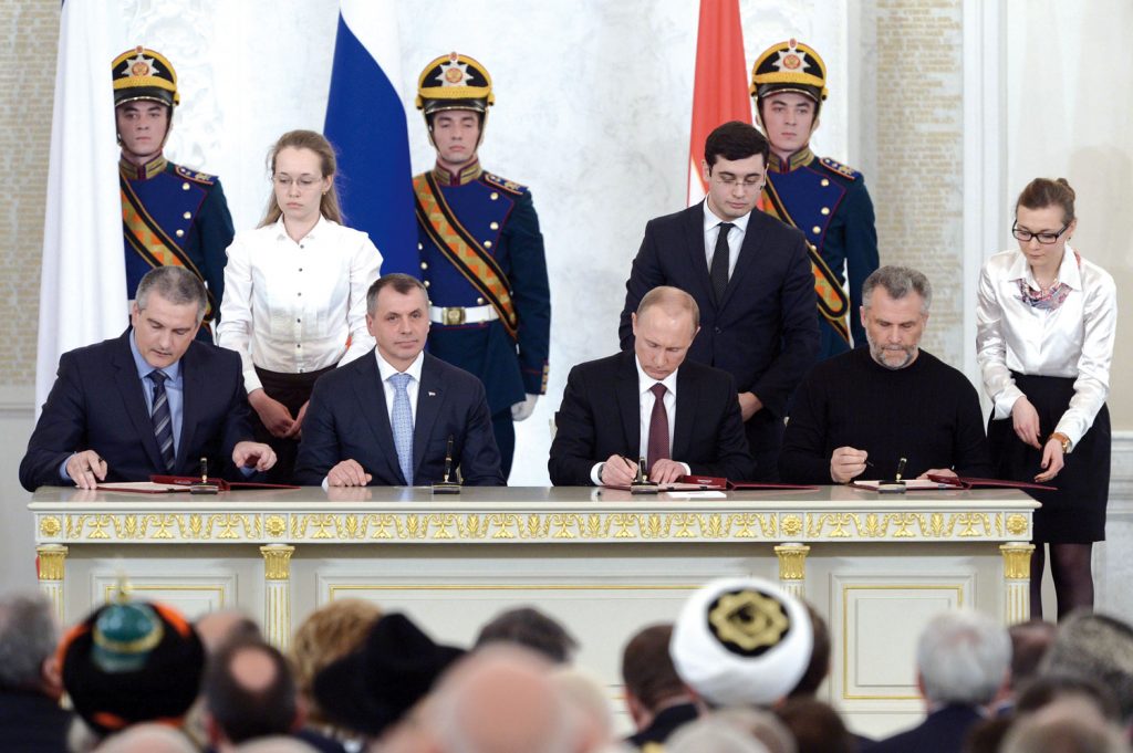 Vasemmalta oikealle: Sergei Aksjonov, Vladimir Konstantinov, Vladimir Putin, ja Aleksei Chaly allekirjoittavat sopimuksen Krimin liittämisestä Venäjään.