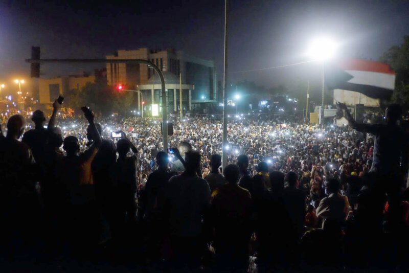 2.kuva.-Sudanese_protestors_gathering_infront_of_Army_HQ.-MSaleh