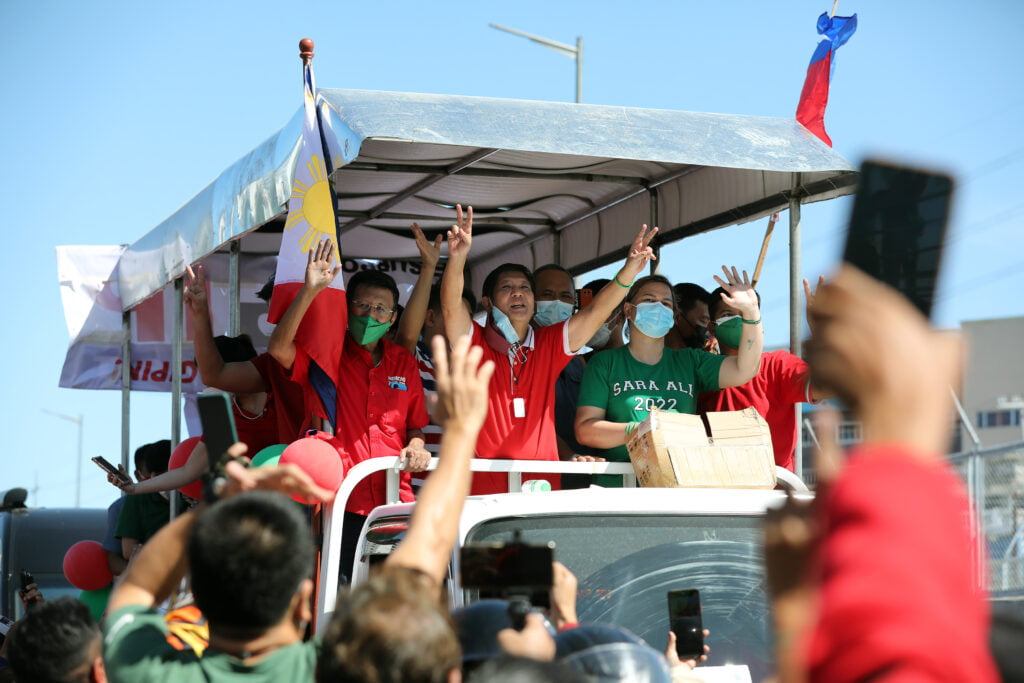 Marcosin klaani palaa Filippiineille