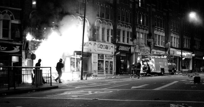 Shop_fire_during_London_riots,_2011