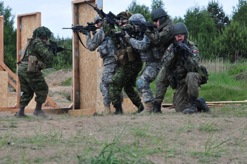 Paratroopers_hold_multinational_breach_training_in_Poland