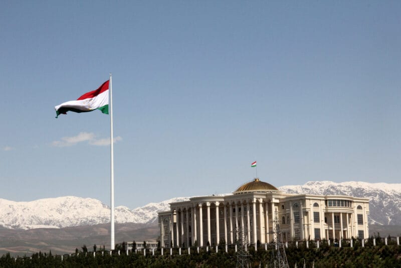 Palace_of_Nations_and_the_Flagpole,_Dushanbe,_Tajikistan