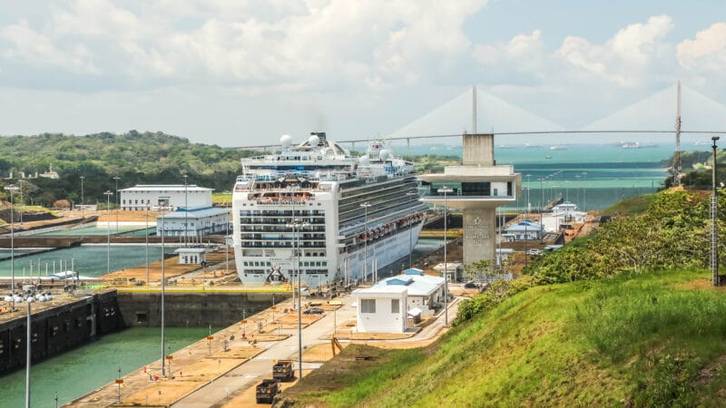 Panama_Canal,_Agua_Clara_locks,_Control_tower_(Torre_de_control)