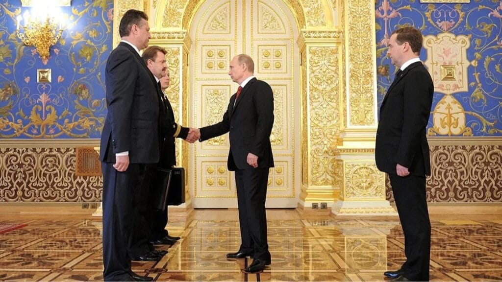 Kuka kantaa Putinin ydinasesalkkua?